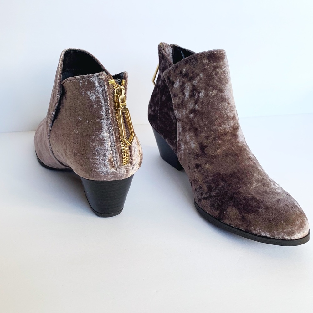 Mauve velvet block heel almond toe ankle bootie - Picture 4 of 7